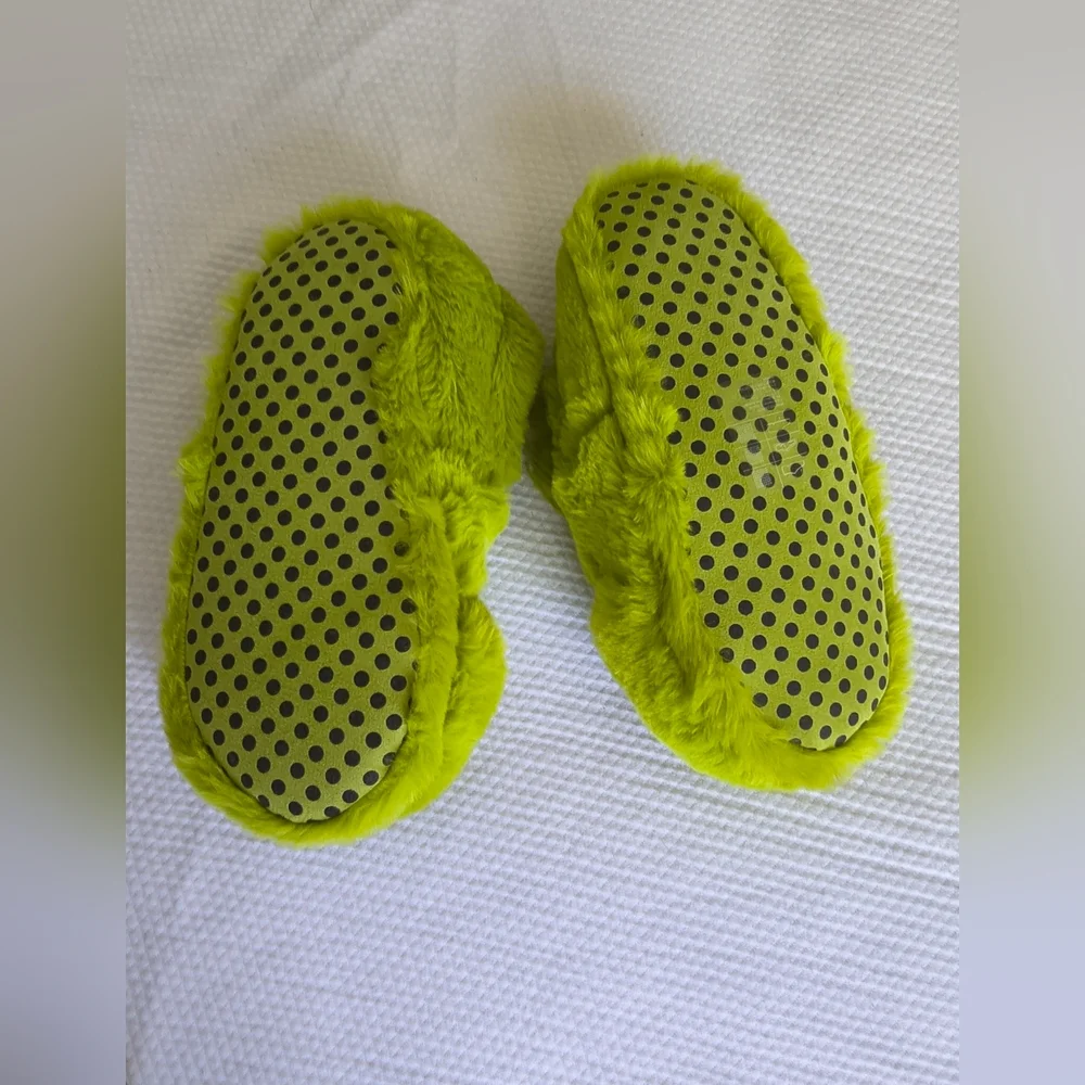H&M Kids The Grinch Slippers Size 1/2 .